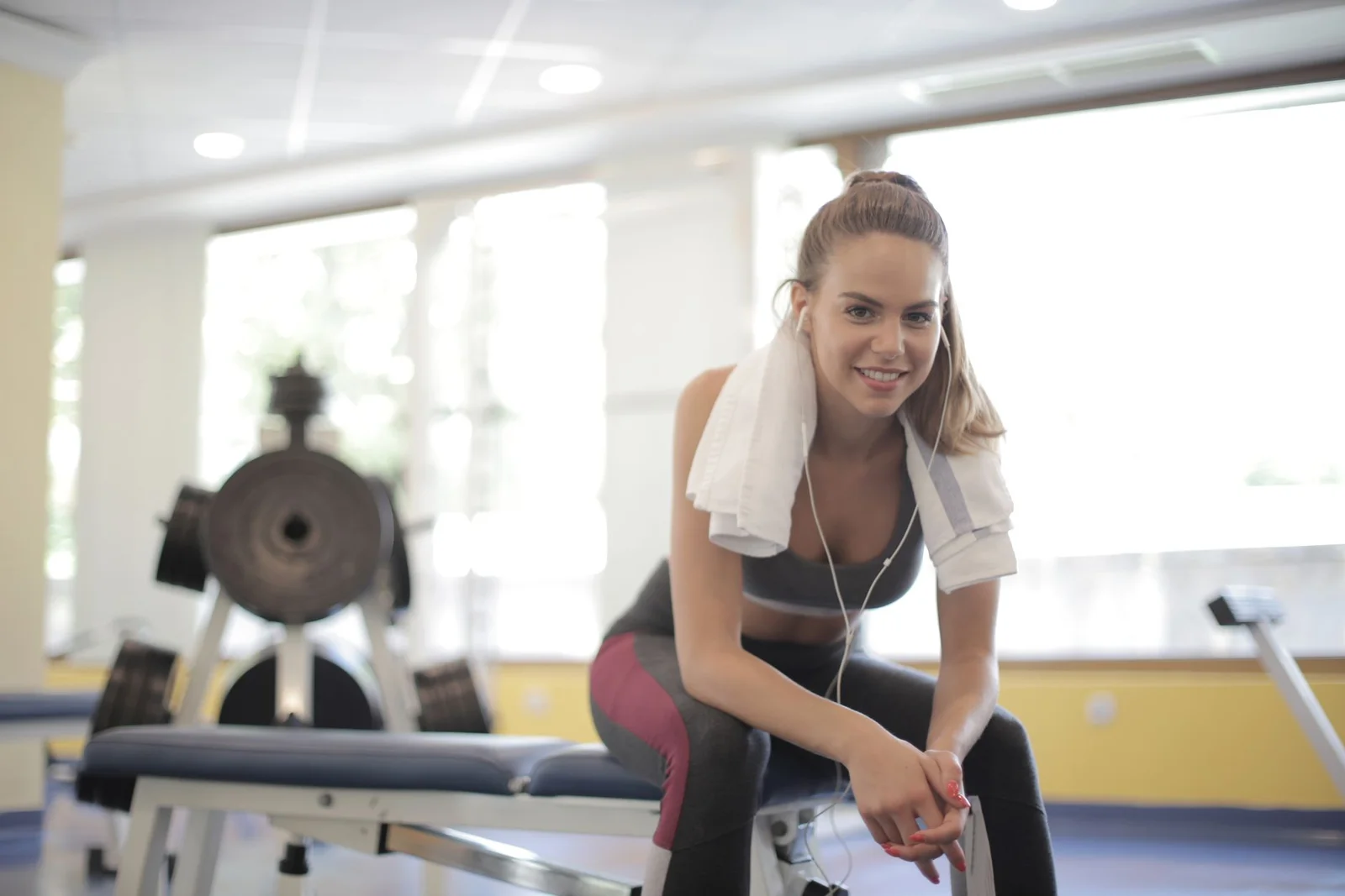 The fit aesthetic: gym clothes and a towel in a bright gym